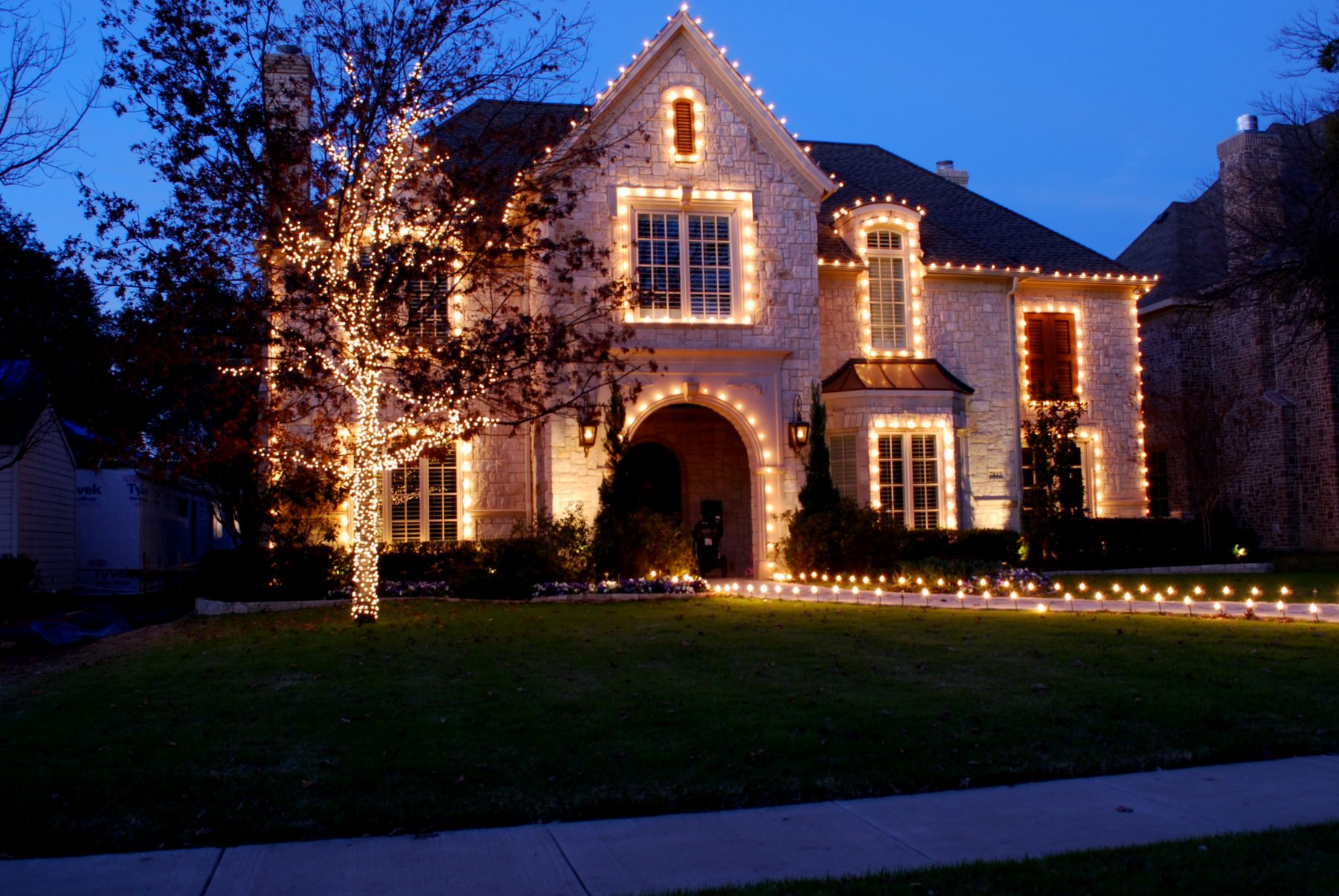 An example of a boring Christmas lights display.